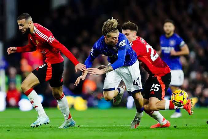 Mazraoui vs Ipswich Town - beritamanchester.com